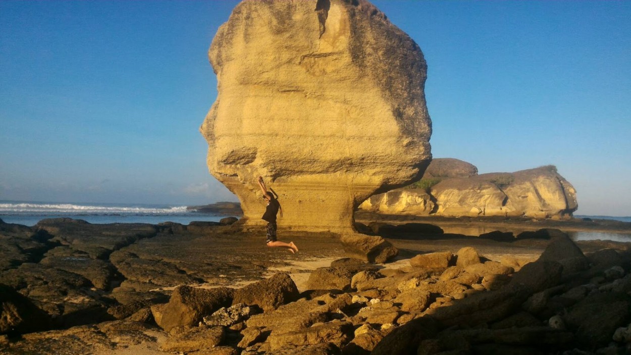 Batu Payung yang Ambruk di Lombok Berumur Jutaan Tahun